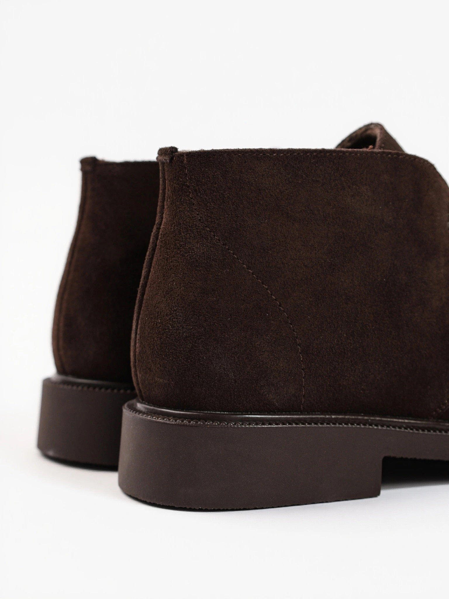 Ботинки темно-коричневого цвета на шнуровке из натуральной замши